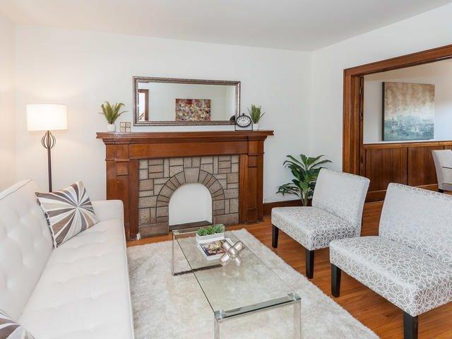81 Roseneath Gdns, House semidetached with 3 bedrooms, 2 bathrooms and 1 parking in Toronto ON | Image 3