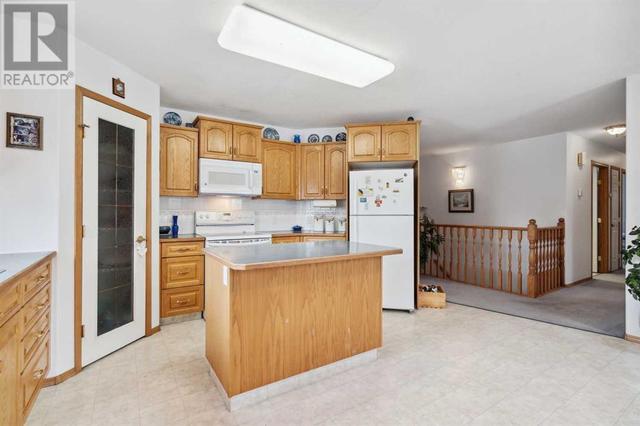 706 Royal Drive, House detached with 4 bedrooms, 2 bathrooms and 4 parking in Trochu AB | Image 10