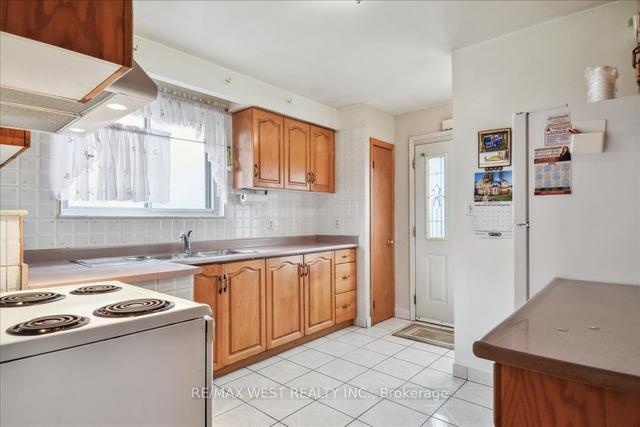 3174 Weston Rd, House semidetached with 3 bedrooms, 2 bathrooms and 6 parking in Toronto ON | Image 5