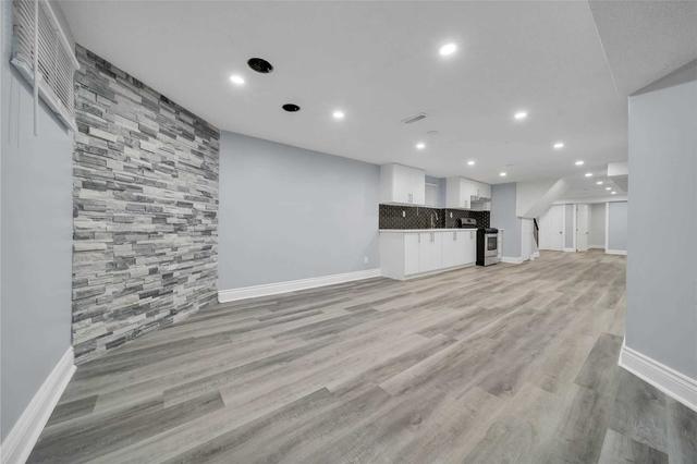 120 Cherrylawn Ave, House semidetached with 3 bedrooms, 3 bathrooms and 6 parking in Toronto ON | Image 21