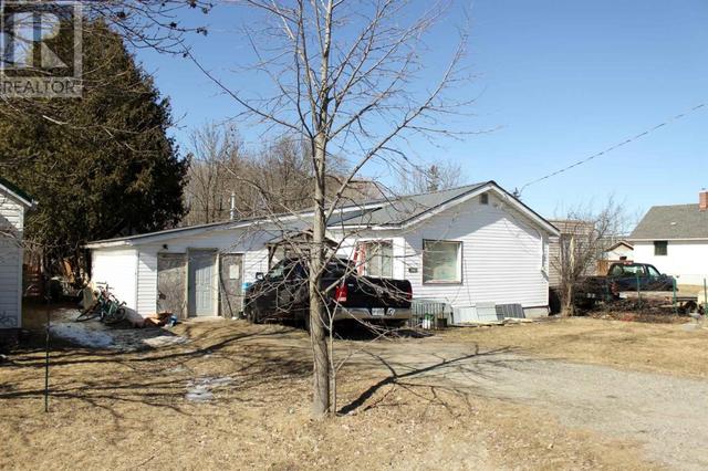 211 Sixth St, House detached with 2 bedrooms, 1 bathrooms and null parking in Rainy River ON | Image 2