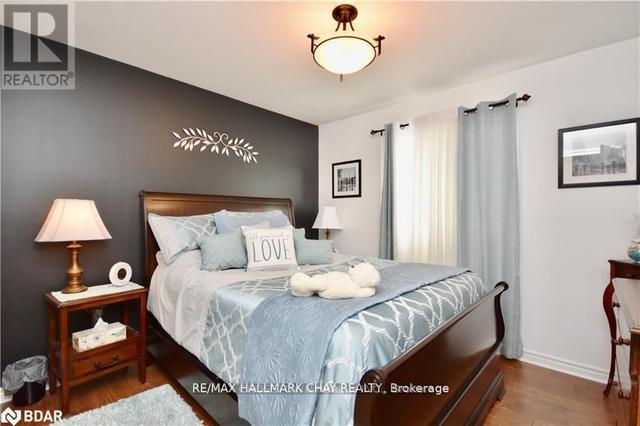 25 Glen Oak Crt, House detached with 2 bedrooms, 3 bathrooms and 9 parking in Barrie ON | Image 15