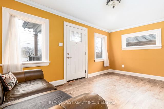 534 Harvie Ave, House detached with 2 bedrooms, 1 bathrooms and 1 parking in Toronto ON | Image 5
