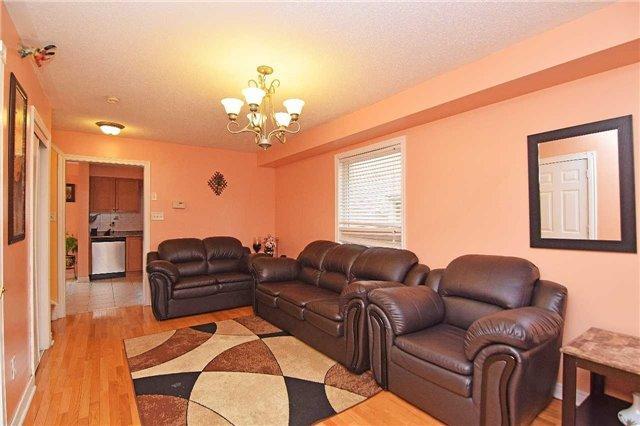 13 Earl Grey Cres, House detached with 3 bedrooms, 3 bathrooms and 2 parking in Brampton ON | Image 2