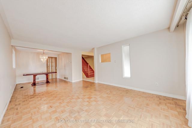 27 Wellpark Blvd, House detached with 3 bedrooms, 3 bathrooms and 5 parking in Toronto ON | Image 2