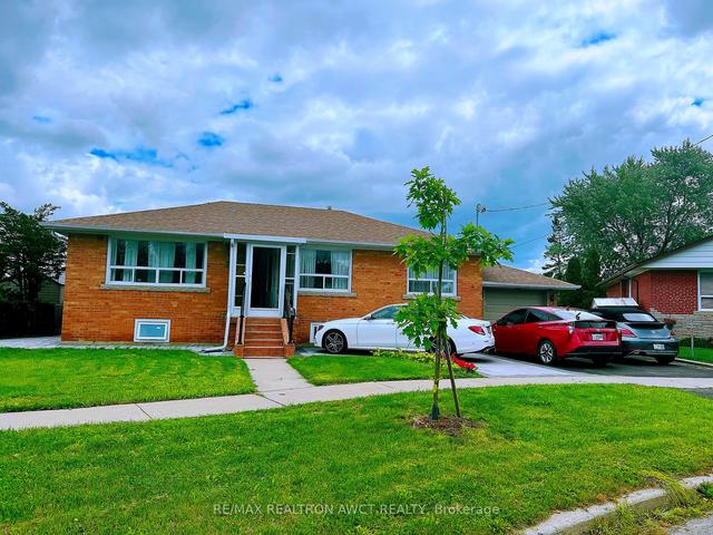 7 Ivanhoe Crt, House detached with 3 bedrooms, 2 bathrooms and 4 parking in Toronto ON | Image 1
