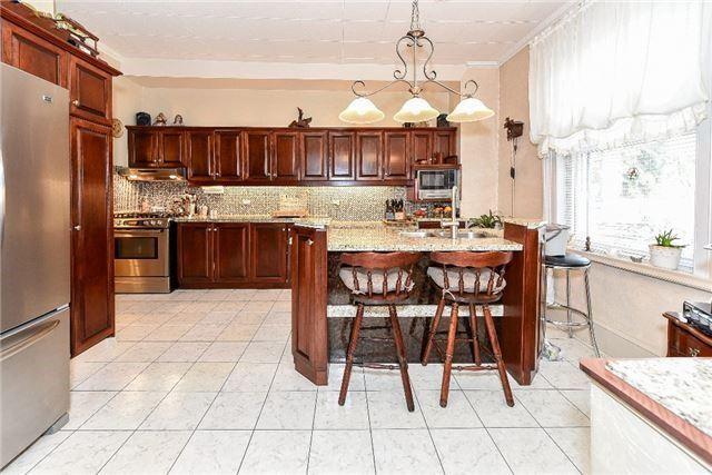 1051 Old Derry Rd, House detached with 7 bedrooms, 6 bathrooms and 8 parking in Mississauga ON | Image 2