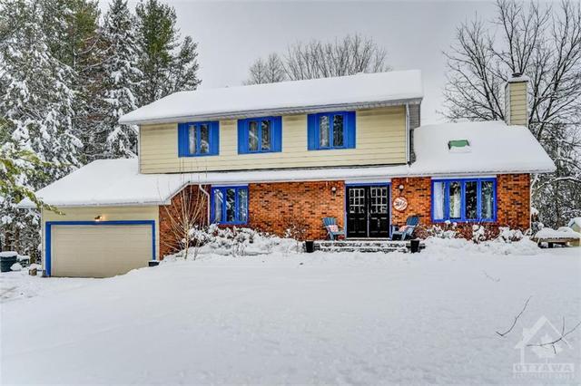 105 Plantation Drive, House detached with 4 bedrooms, 3 bathrooms and 10 parking in Ottawa ON | Image 2