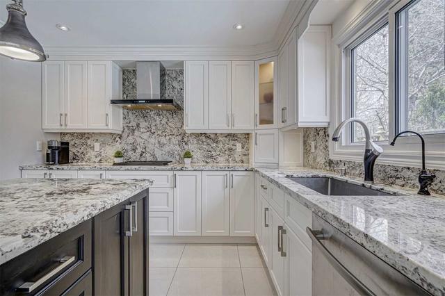131 O'connor Cres, House detached with 4 bedrooms, 4 bathrooms and 6 parking in Richmond Hill ON | Image 2