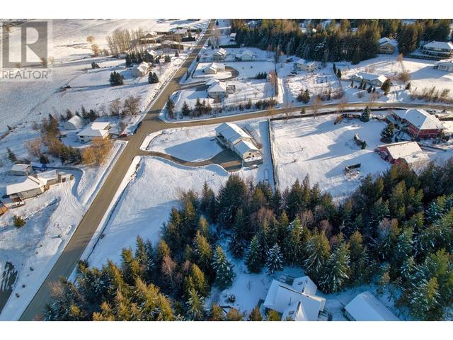 2190 Country Woods Road, House detached with 4 bedrooms, 3 bathrooms and 3 parking in Columbia Shuswap C BC | Image 2