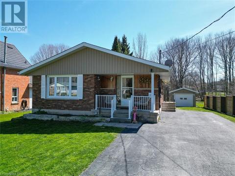 669 24th Street W, House detached with 3 bedrooms, 1 bathrooms and 4 parking in Owen Sound ON | Card Image