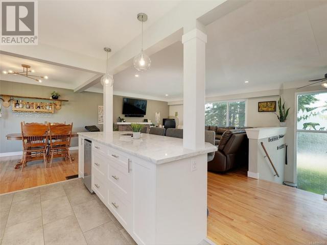 3240 Eldon Pl, House detached with 5 bedrooms, 2 bathrooms and 2 parking in Saanich BC | Image 7