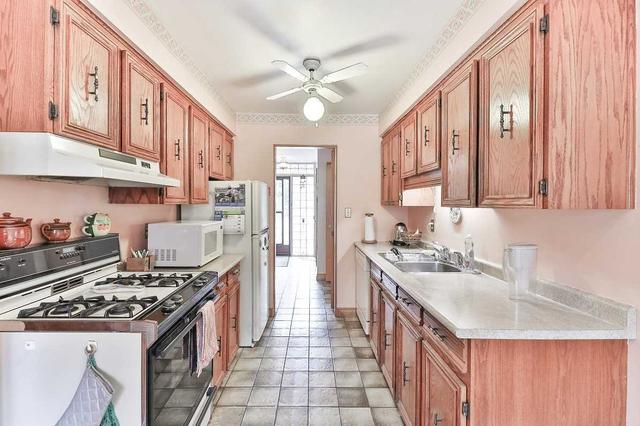 16 Redstone Path, Townhouse with 3 bedrooms, 2 bathrooms and 1 parking in Toronto ON | Image 2