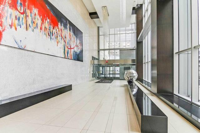 5704 - 386 Yonge St, Condo with 2 bedrooms, 2 bathrooms and 1 parking in Toronto ON | Image 3
