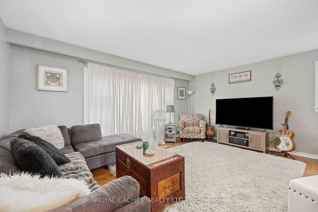 9 Chopin Crt, House detached with 4 bedrooms, 2 bathrooms and 4 parking in Whitby ON | Image 4