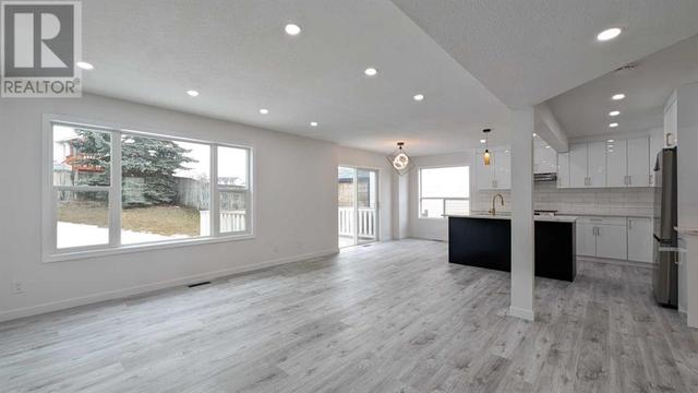 102 Somercrest Circle Sw, House detached with 5 bedrooms, 3 bathrooms and 2 parking in Calgary AB | Image 6