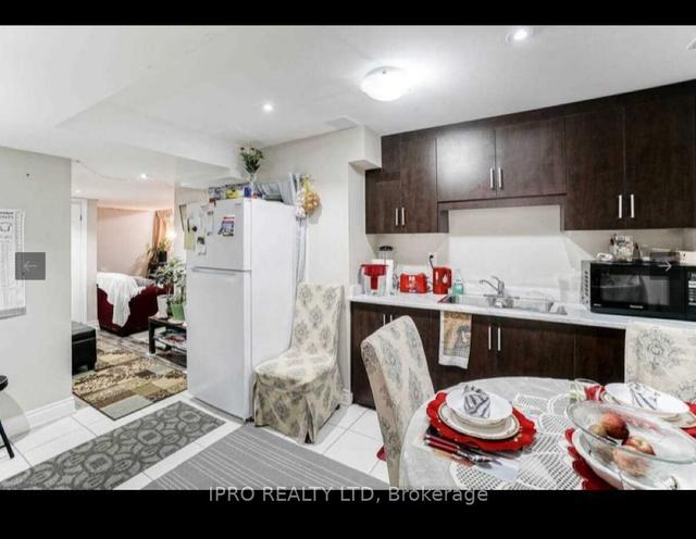 22 Clayborne Ave, House detached with 1 bedrooms, 1 bathrooms and 1 parking in Brampton ON | Image 3