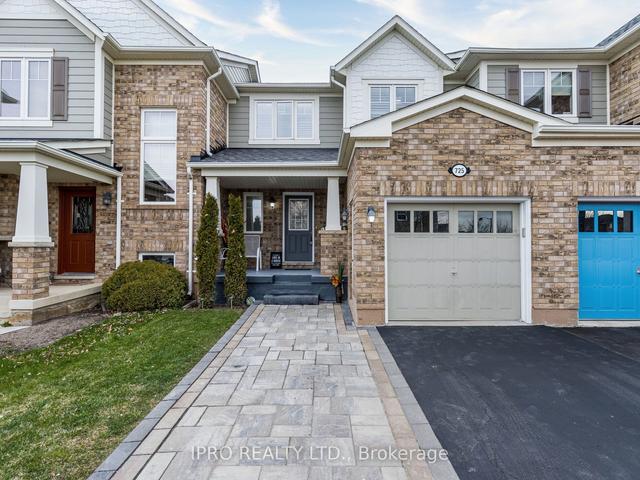 725 Ambroise Cres, House attached with 3 bedrooms, 3 bathrooms and 3 parking in Milton ON | Image 1