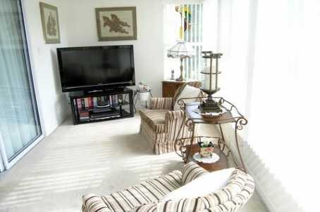 uc10 - 18 Concorde Pl, Condo with 2 bedrooms, 2 bathrooms and 1 parking in Toronto ON | Image 9