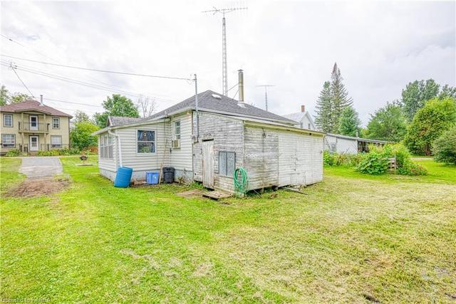 1018 Queen Street, House detached with 2 bedrooms, 1 bathrooms and 3 parking in Central Frontenac ON | Image 34