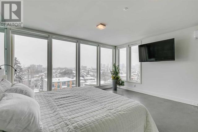 South facing views offering panoramic vistas of the downtown | Image 22