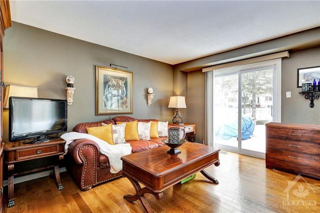77 Flanders St Street, Townhouse with 3 bedrooms, 3 bathrooms and 2 parking in Ottawa ON | Image 5