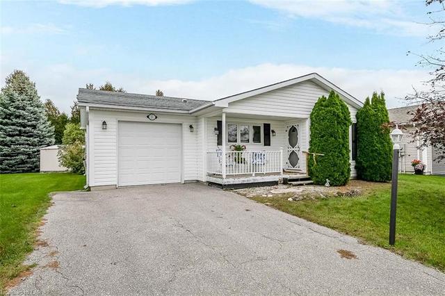 31 St James Place, House detached with 2 bedrooms, 2 bathrooms and 3 parking in Wasaga Beach ON | Image 1