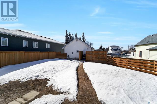 207 5th Avenue E, House detached with 3 bedrooms, 2 bathrooms and null parking in Biggar SK | Image 38