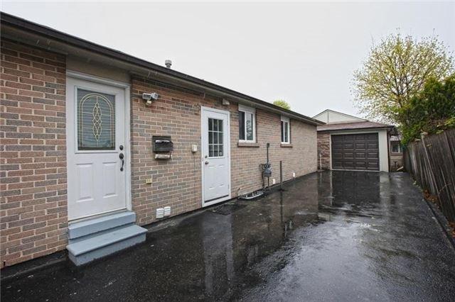58 Madoc Dr, House detached with 3 bedrooms, 2 bathrooms and 5 parking in Brampton ON | Image 2