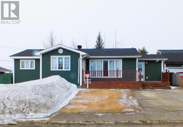1008 Oak Avenue, House detached with 2 bedrooms, 1 bathrooms and null parking in Labrador City NL | Image 1