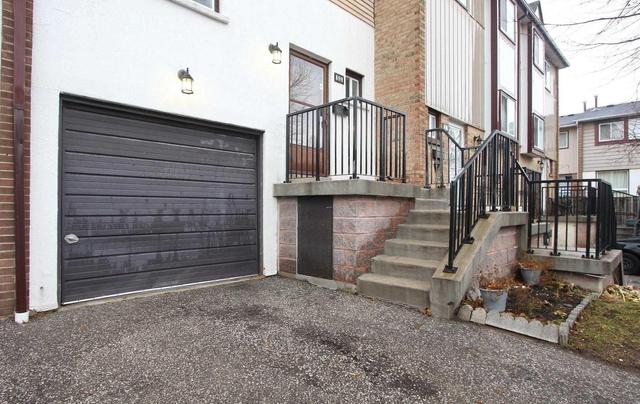53 Moregate Cres, Townhouse with 3 bedrooms, 2 bathrooms and 1 parking in Brampton ON | Image 2