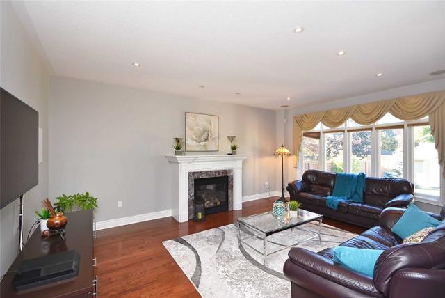 6 Tristan Crt, House detached with 4 bedrooms, 5 bathrooms and 6 parking in Brampton ON | Image 2