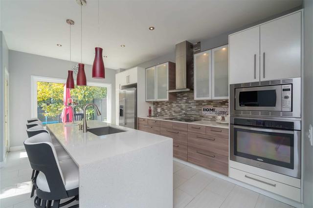 2673 Castle Hill Cres, House detached with 3 bedrooms, 4 bathrooms and 7 parking in Oakville ON | Image 3