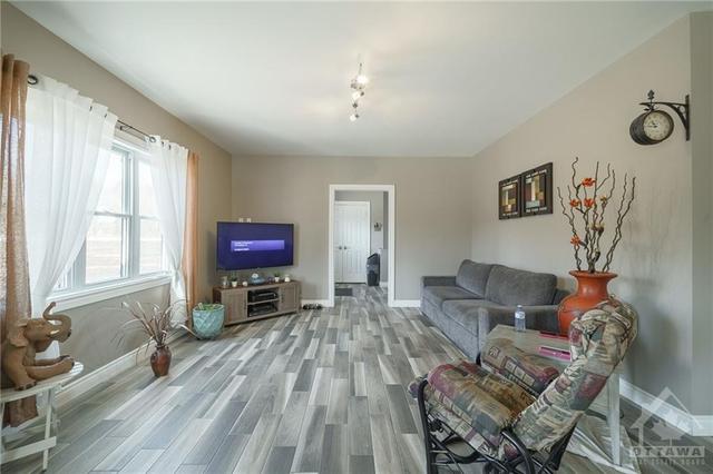 245 Concession 7 Road, House detached with 2 bedrooms, 3 bathrooms and 20 parking in Alfred and Plantagenet ON | Image 10