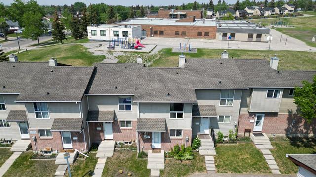 8 - 64 Whitnel Court Ne, Home with 2 bedrooms, 1 bathrooms and 1 parking in Calgary AB | Image 3