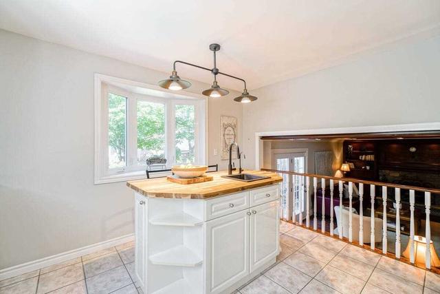 569 Farmstead Dr, House detached with 4 bedrooms, 3 bathrooms and 6 parking in Milton ON | Image 3