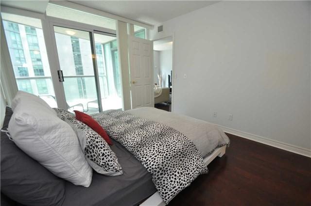 1001 - 30 Grand Trunk Cres, Condo with 1 bedrooms, 1 bathrooms and null parking in Toronto ON | Image 11
