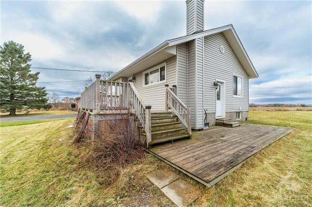 3822 Indian Creek Road, House detached with 3 bedrooms, 1 bathrooms and 10 parking in Clarence Rockland ON | Image 2