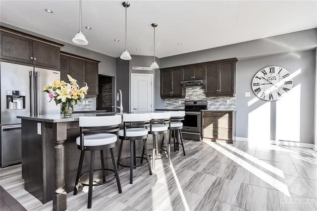 333 Devonian Way, House detached with 4 bedrooms, 3 bathrooms and 6 parking in Ottawa ON | Image 9