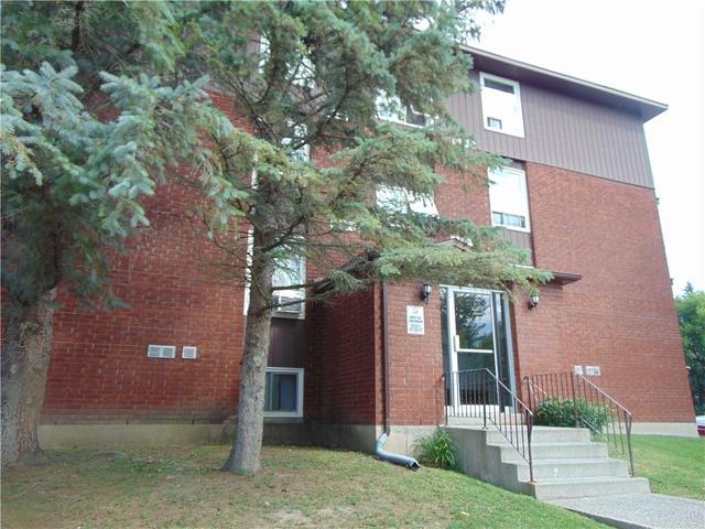 9 - 2 Charlotte Place, Condo with 2 bedrooms, 1 bathrooms and 1 parking in Brockville ON | Image 2