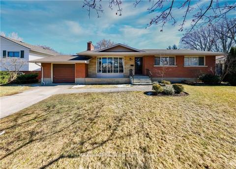 9 Valerie Dr, House detached with 3 bedrooms, 2 bathrooms and 3 parking in St. Catharines ON | Card Image