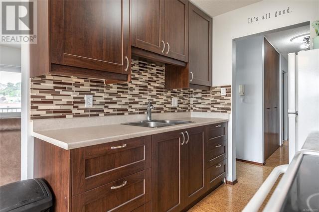 129 - 1680 Poplar Ave, Condo with 2 bedrooms, 1 bathrooms and 1 parking in Saanich BC | Image 3