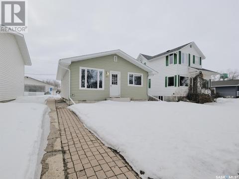 509 Main Street, House detached with 3 bedrooms, 2 bathrooms and null parking in Rosetown SK | Card Image