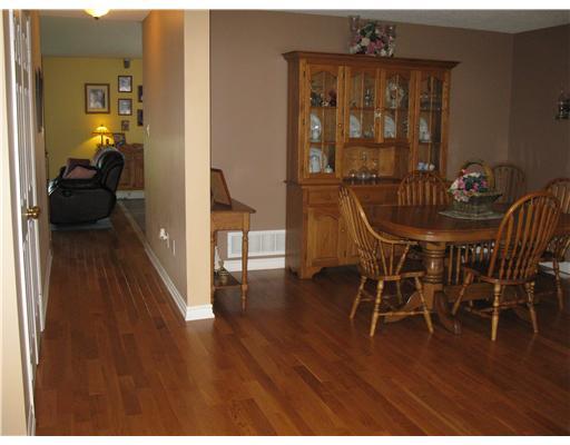 19 Honey Cres, House detached with 2 bedrooms, 3 bathrooms and null parking in Barrie ON | Image 3
