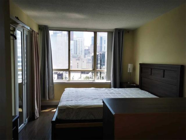 1907 - 633 Bay St, Condo with 2 bedrooms, 2 bathrooms and 0 parking in Toronto ON | Image 2