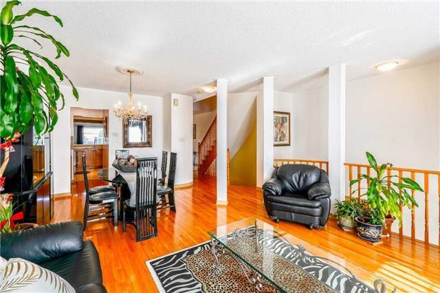 28 Jarrett Crt, House attached with 3 bedrooms, 4 bathrooms and 4 parking in Vaughan ON | Image 4