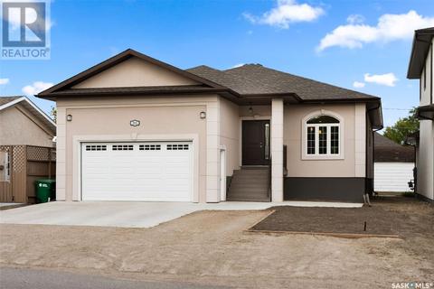 211 7th Street, House detached with 7 bedrooms, 4 bathrooms and null parking in Pilot Butte SK | Card Image