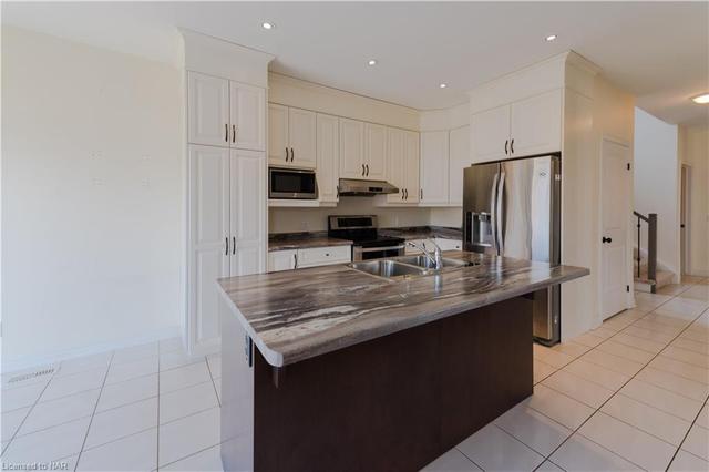 7766 Coulson Crescent, House detached with 4 bedrooms, 2 bathrooms and 4 parking in Niagara Falls ON | Image 6