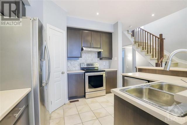210 Cooks Mill Crescent, Townhouse with 3 bedrooms, 3 bathrooms and 2 parking in Ottawa ON | Image 8
