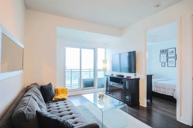 2923 - 165 Legion Rd, Condo with 1 bedrooms, 1 bathrooms and 2 parking in Toronto ON | Image 2